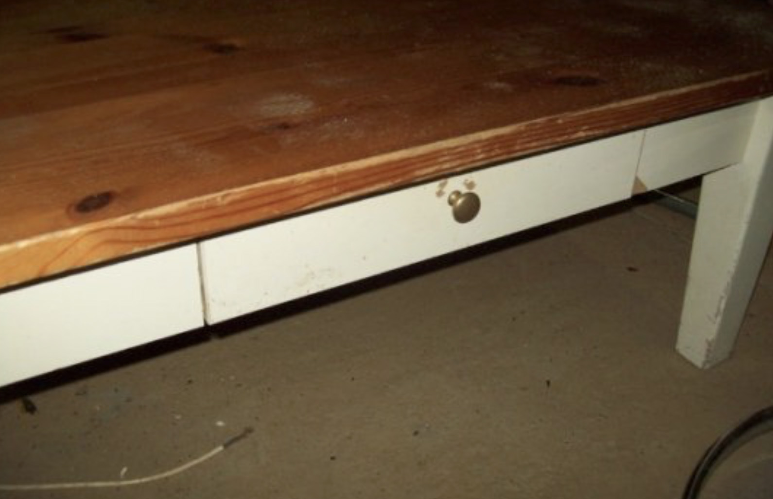 Tömör fenyő dohányzó asztal használt bútor, antik bútor